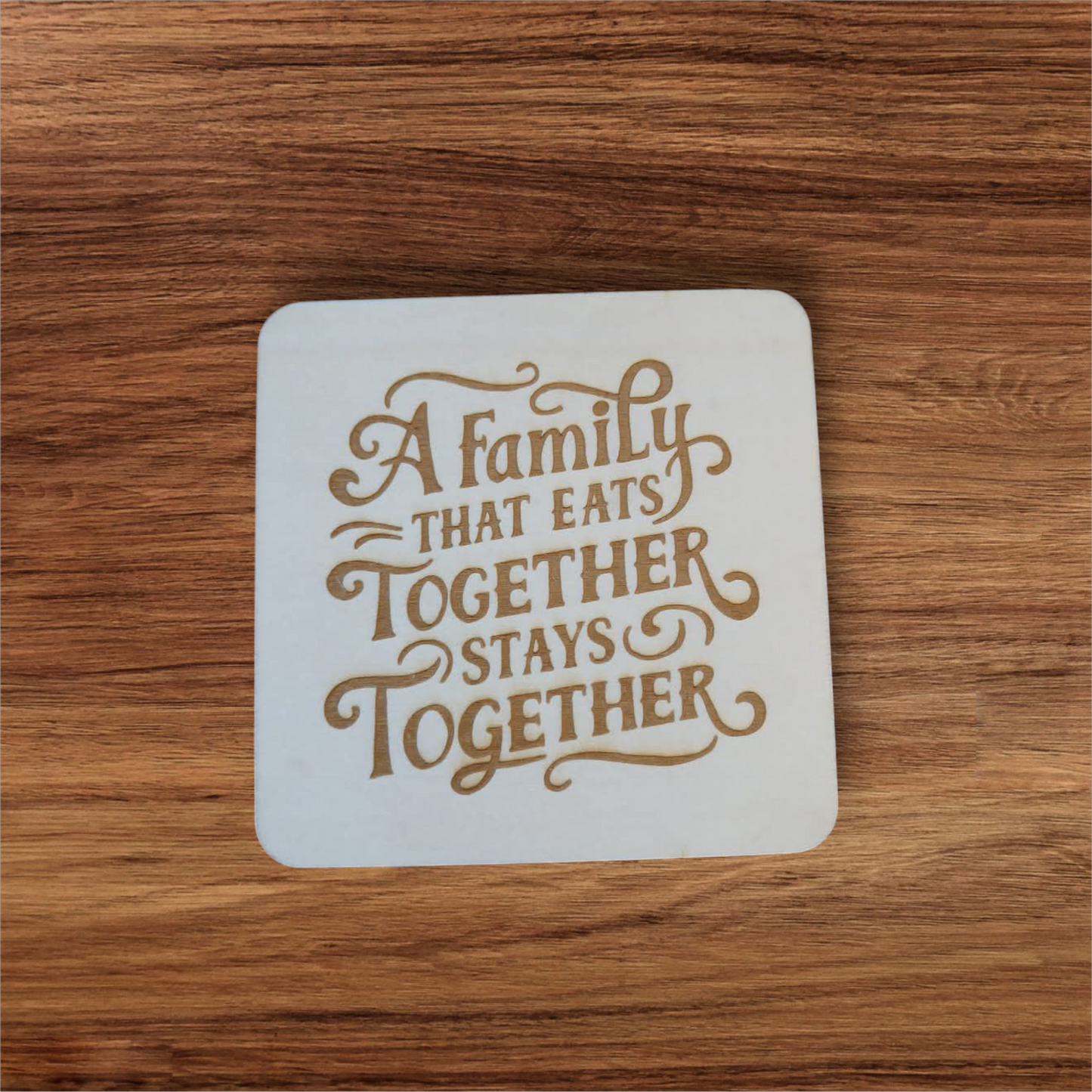 POSAVASOS DE MADERA "LA FAMILIA QUE COME UNIDA, PERMANECE UNIDA" (PAQUETE DE 4)